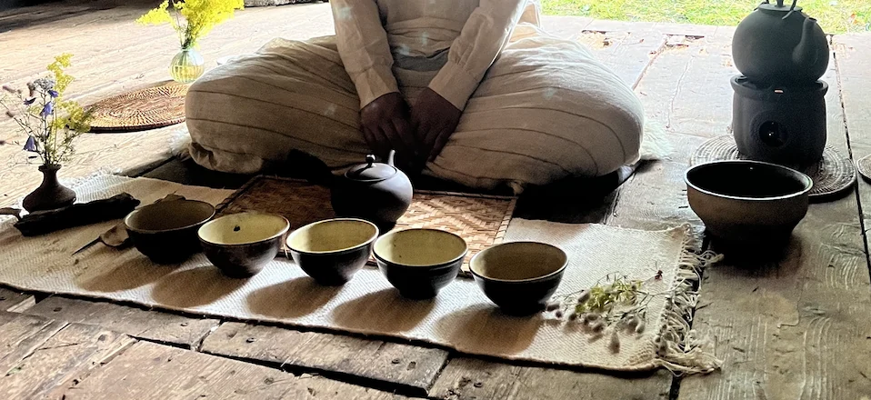 Tea bowls and ceremony setting